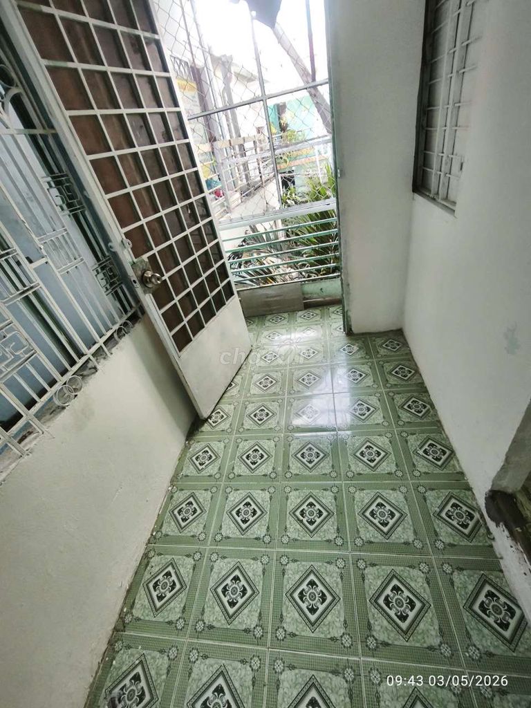 rent a room with a balcony window. Bình Thạnh private toilet.