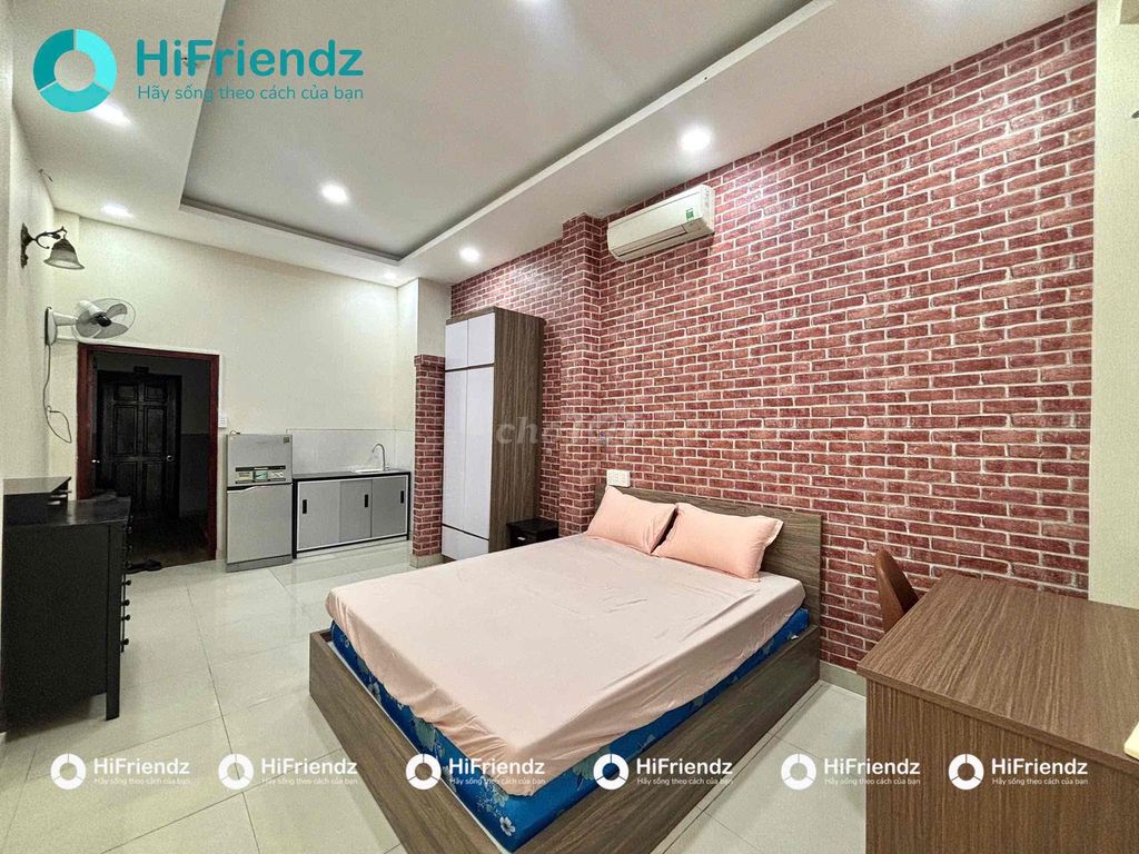 The balcony studio has a private washing machine in 35 new M2 right at the airport.