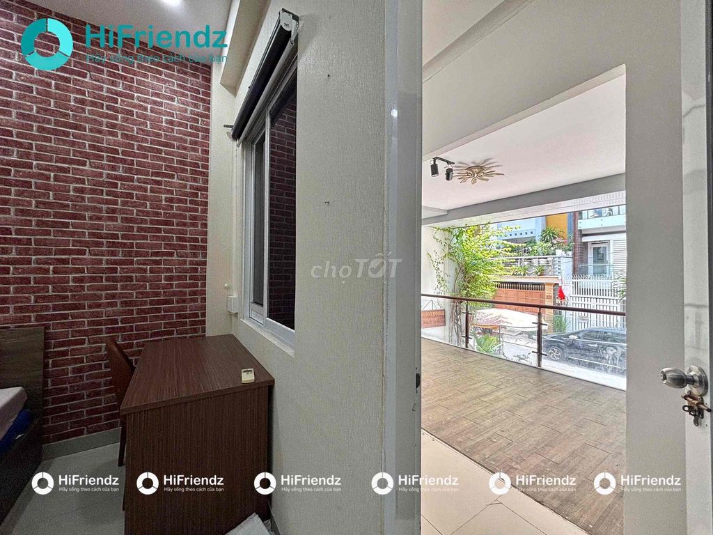 The balcony studio has a private washing machine in 35 new M2 right at the airport.