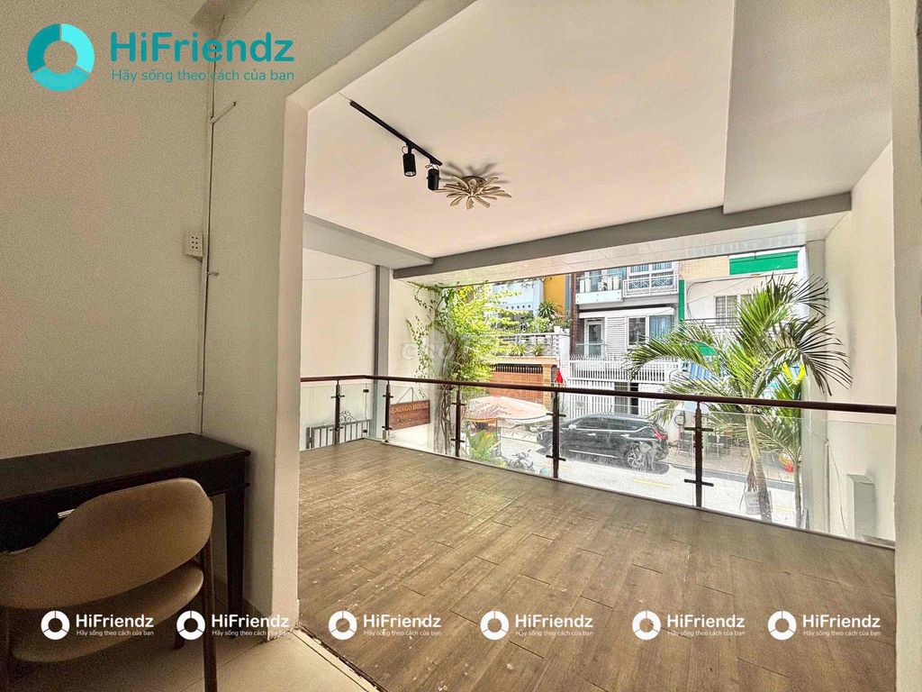 The balcony studio has a private washing machine in 35 new M2 right at the airport.