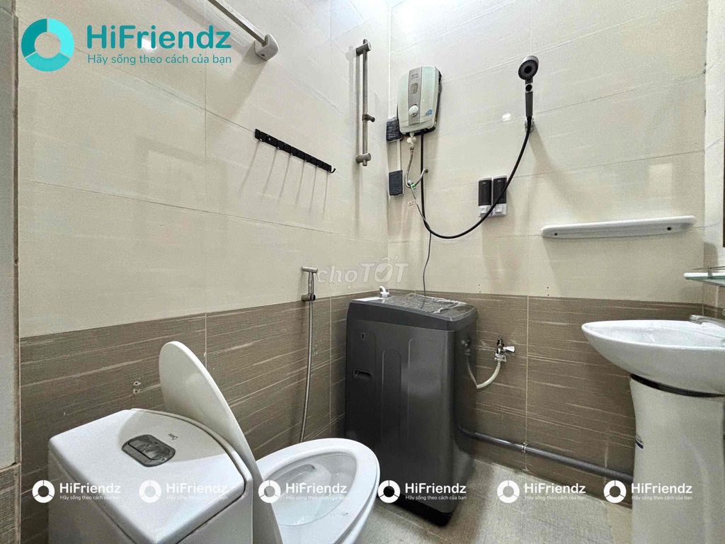 The balcony studio has a private washing machine in 35 new M2 right at the airport.