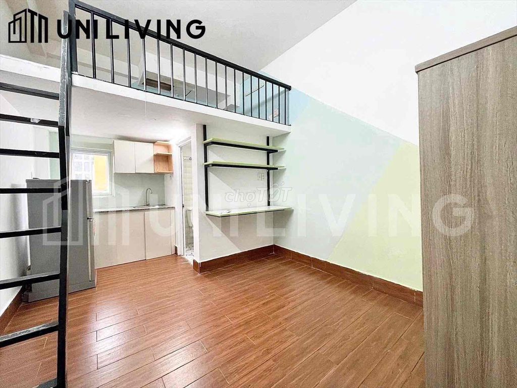 Extensive studio room, full interior walker