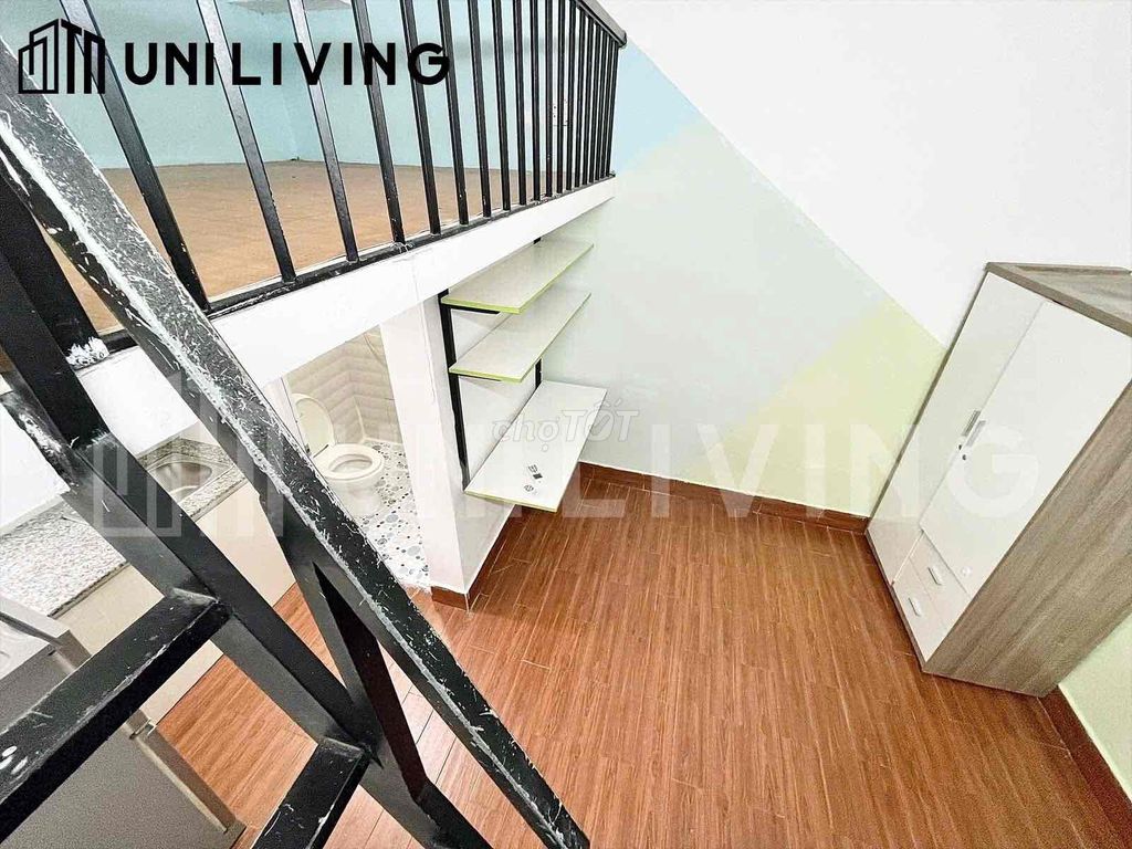 Extensive studio room, full interior walker