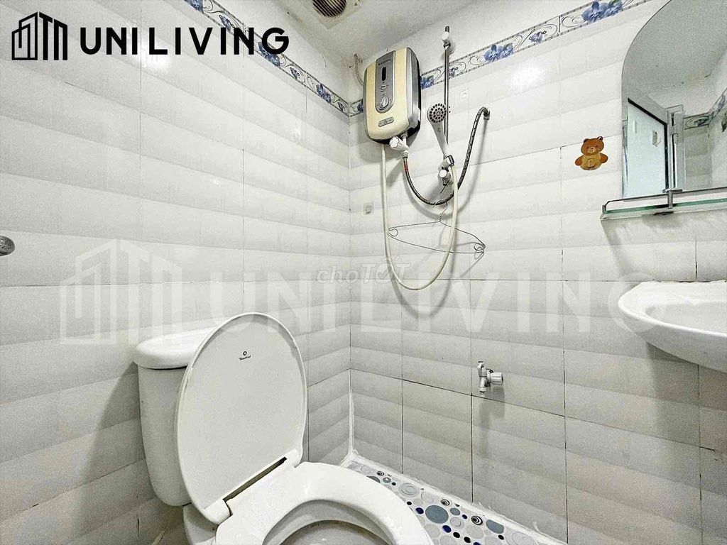 Extensive studio room, full interior walker