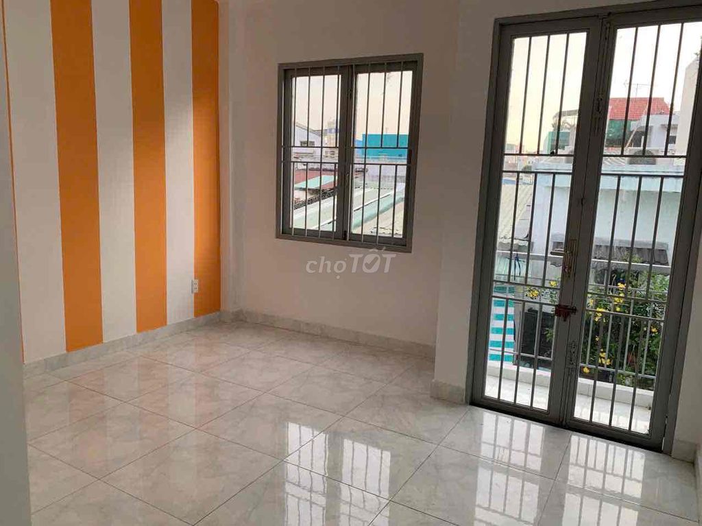 Rent the entire alleyway near the airport.