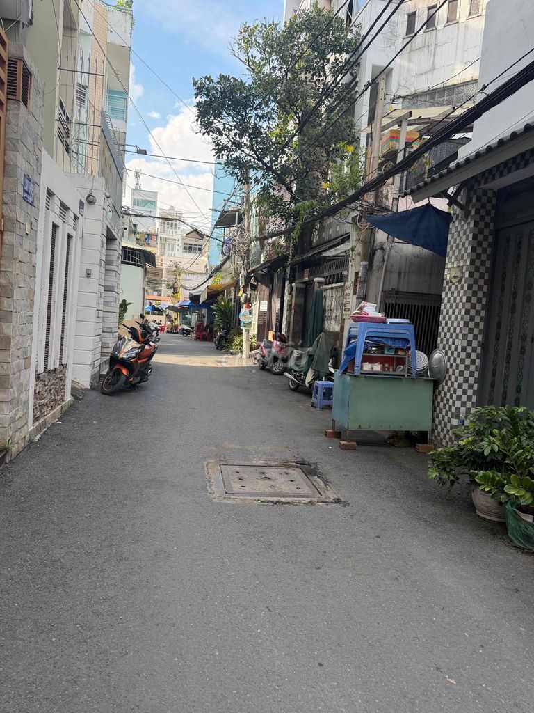 Rent the entire alleyway near the airport.