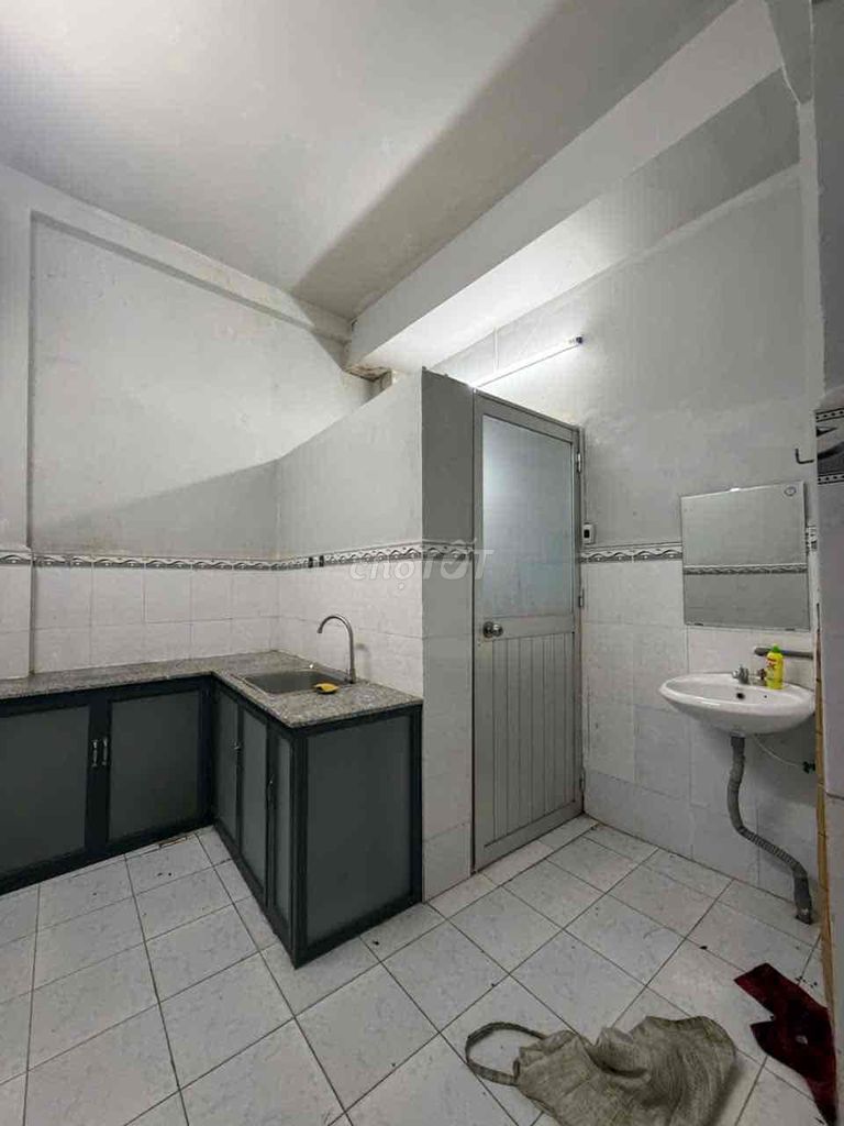 District 1-- Next to the takashimaya-- 4 bedrooms-- 12 million.