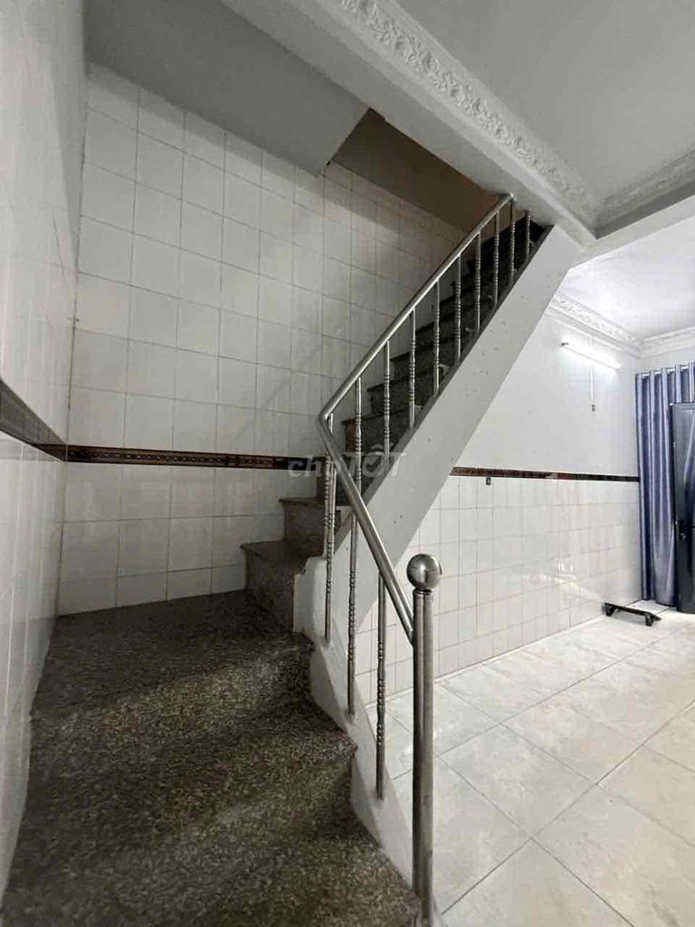 District 1-- Next to the takashimaya-- 4 bedrooms-- 12 million.