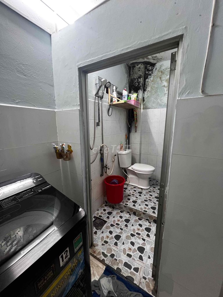 Rent 887 Nvq. Bridge market. 4 x 17 meters. Oh, my God. Two bedrooms. Two toilets. Six million.