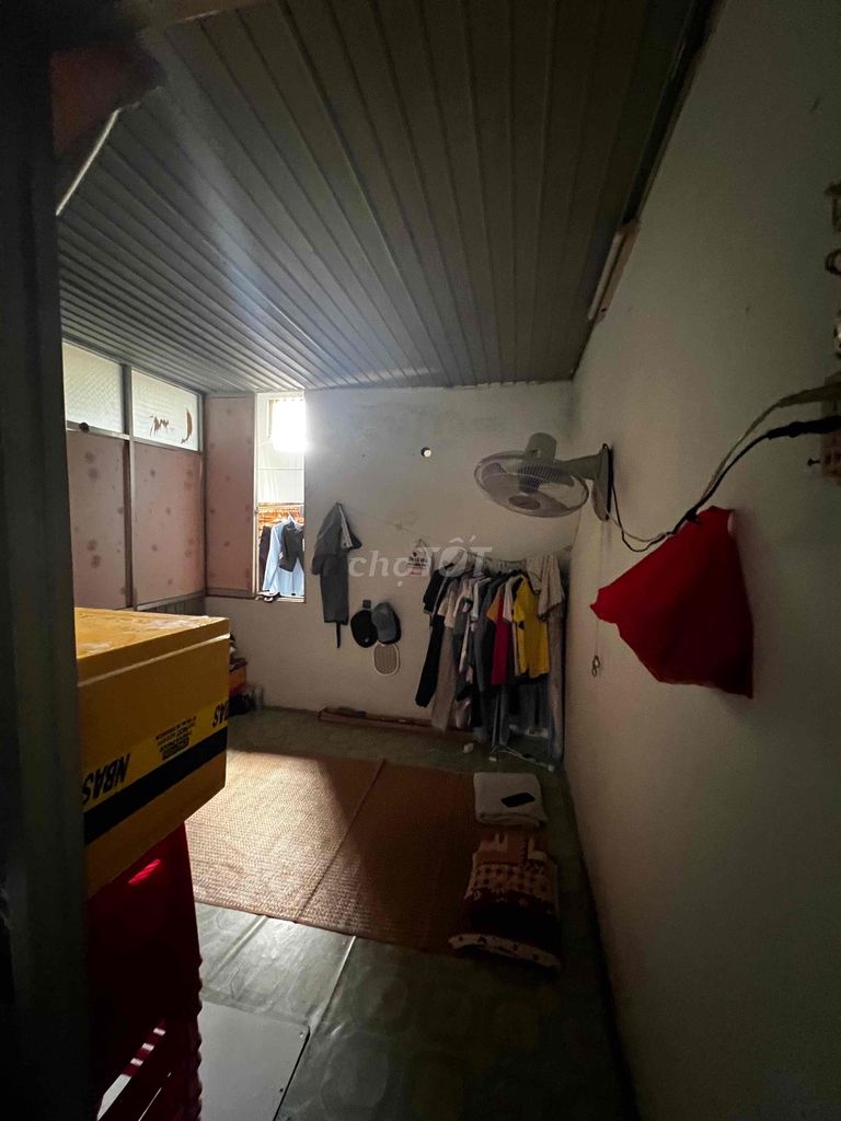 Rent 887 Nvq. Bridge market. 4 x 17 meters. Oh, my God. Two bedrooms. Two toilets. Six million.