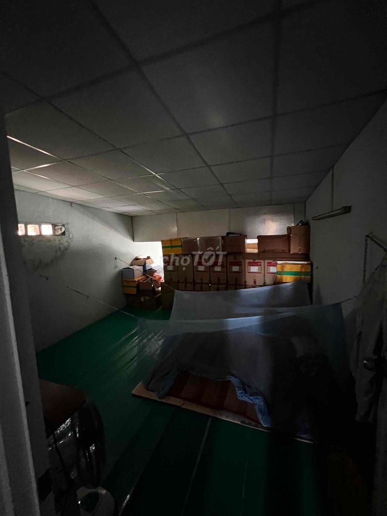Rent 887 Nvq. Bridge market. 4 x 17 meters. Oh, my God. Two bedrooms. Two toilets. Six million.
