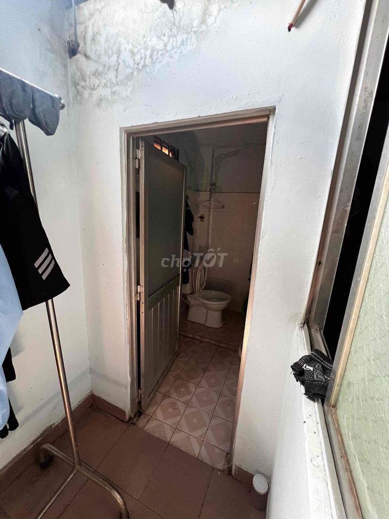 Rent 887 Nvq. Bridge market. 4 x 17 meters. Oh, my God. Two bedrooms. Two toilets. Six million.