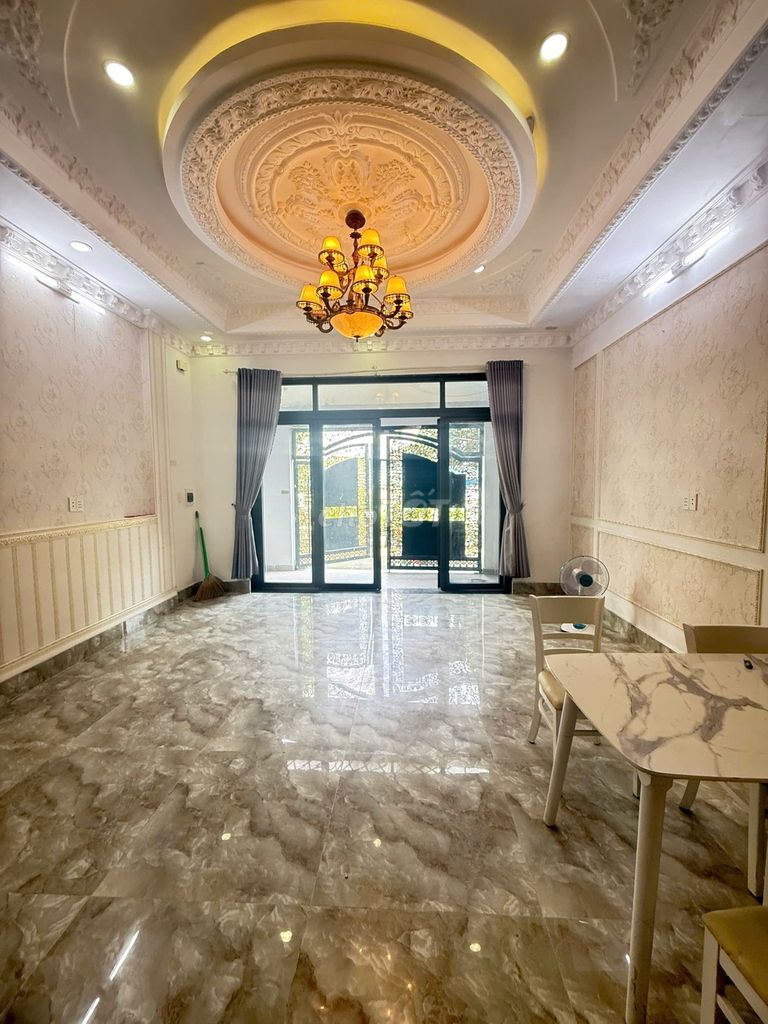 15 Million root of four bedrooms, the classic New York Times, the Parking Road.
