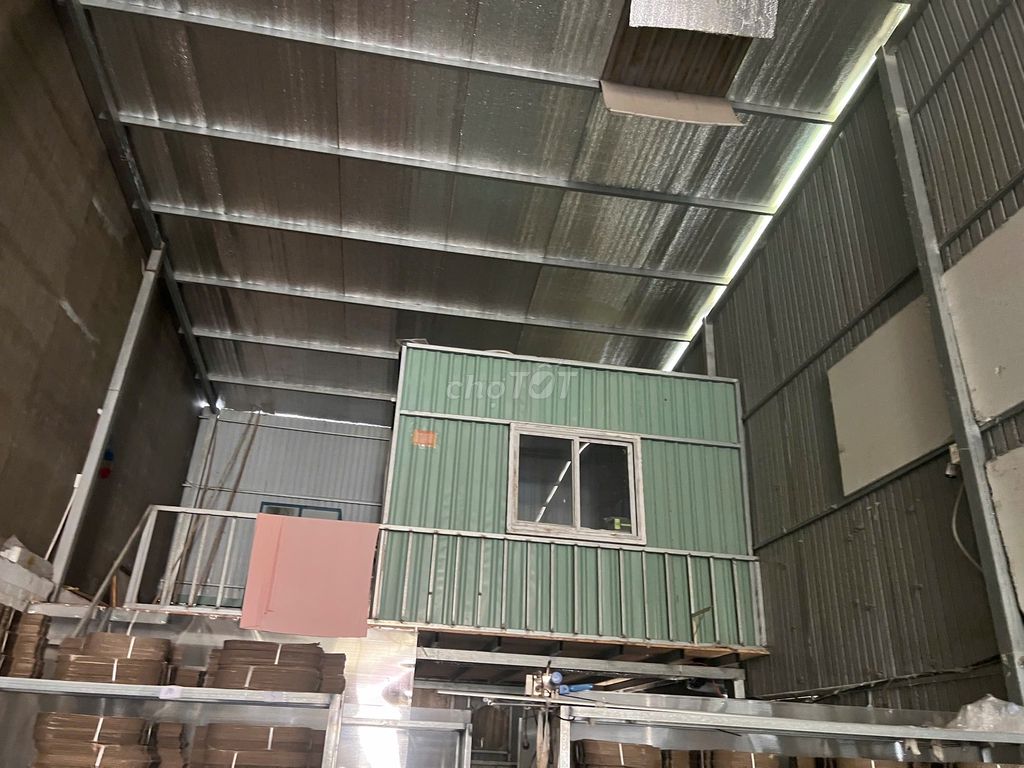The owner rented the warehouse at a convenient position