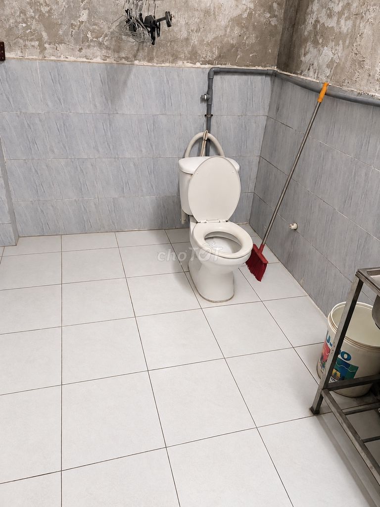 The owner rented the warehouse at a convenient position