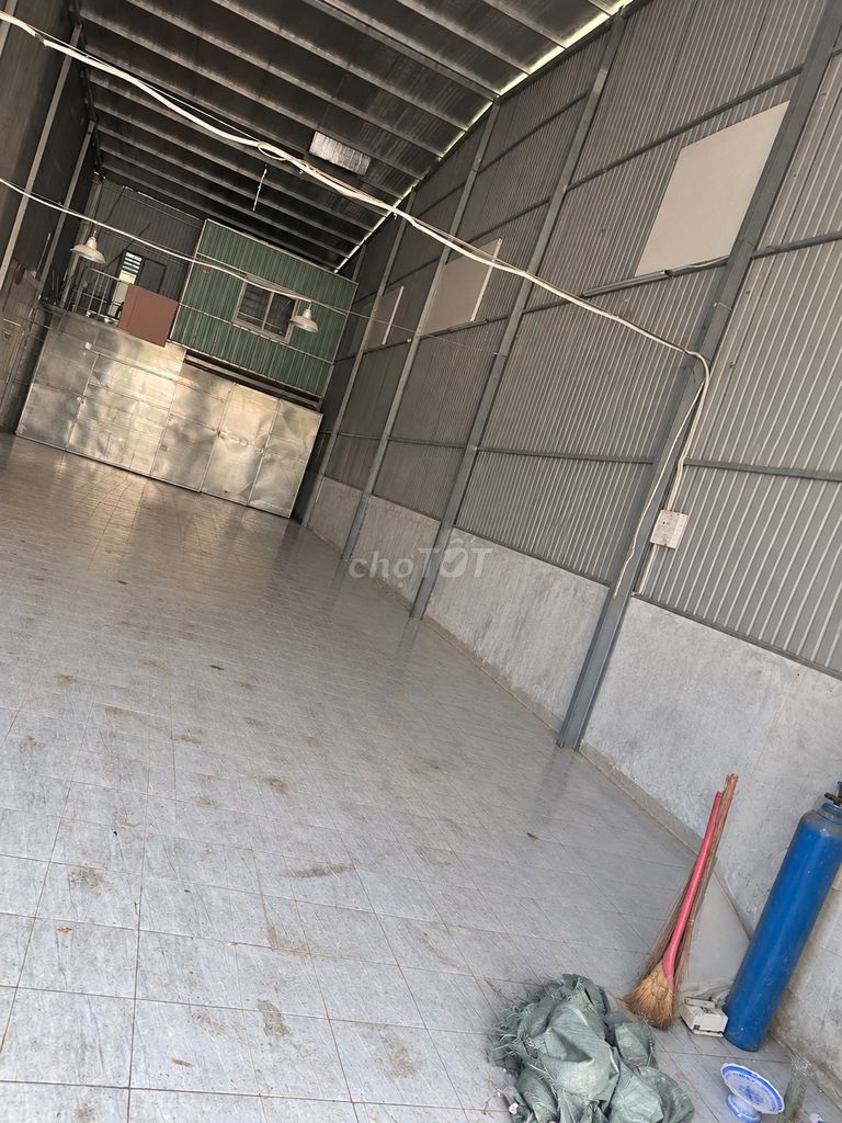 The owner rented the warehouse at a convenient position