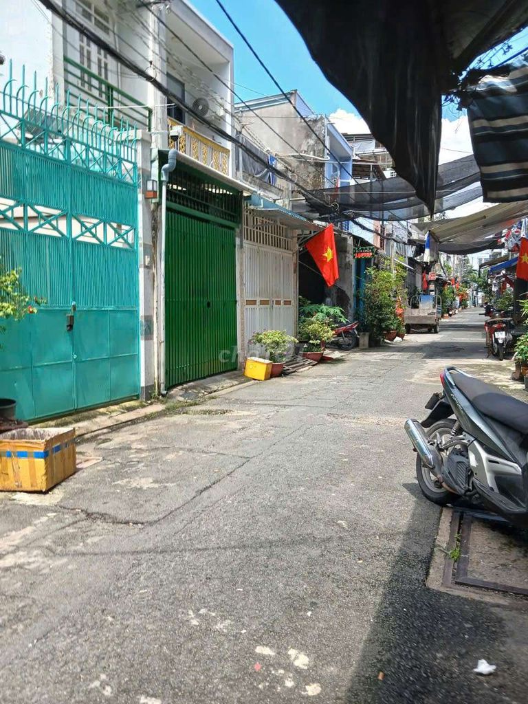 Rent a leading cash house. 4 x 18 meters. Seven million.