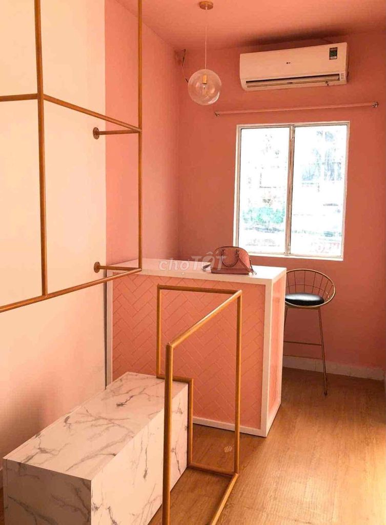 The place where the sign is set is a guest - for a Huỳnh Văn Bánh cash rental.