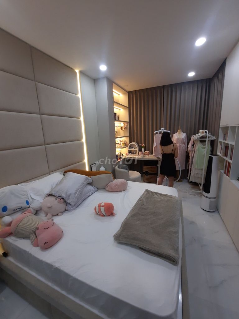 4 x 20 meters, 5 floors floor bedroom 6 toilets