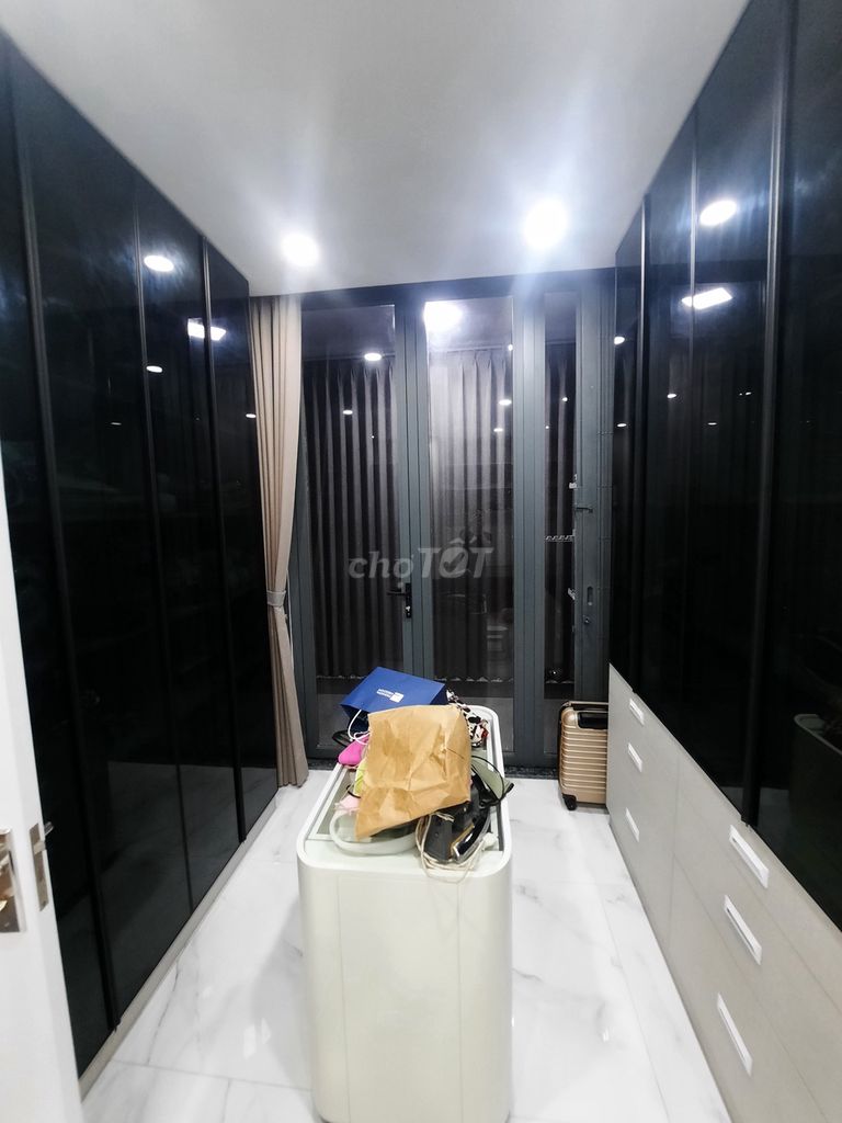 4 x 20 meters, 5 floors floor bedroom 6 toilets