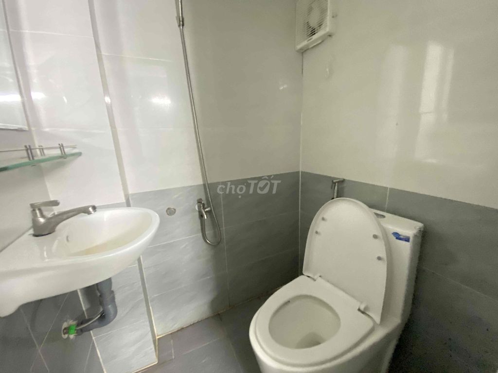 Nguyễn Oanh's new comfortable apartment. Right here.