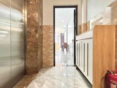 apartment 1 balcony bedroom 42 M2 near the market. She's in the county border of District 1.