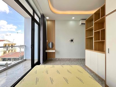 apartment 1 balcony bedroom 42 M2 near the market. She's in the county border of District 1.