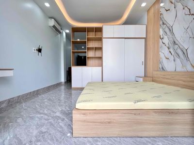 apartment 1 balcony bedroom 42 M2 near the market. She's in the county border of District 1.