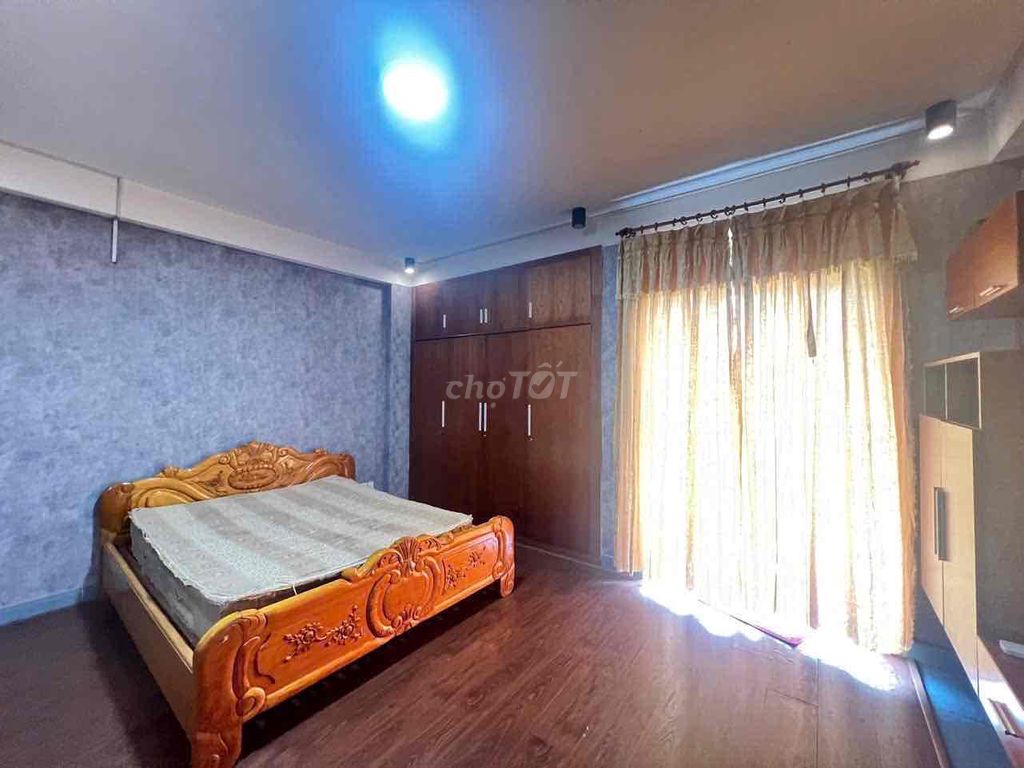 4.6 million -- studio full interior -- cut open, District 2.