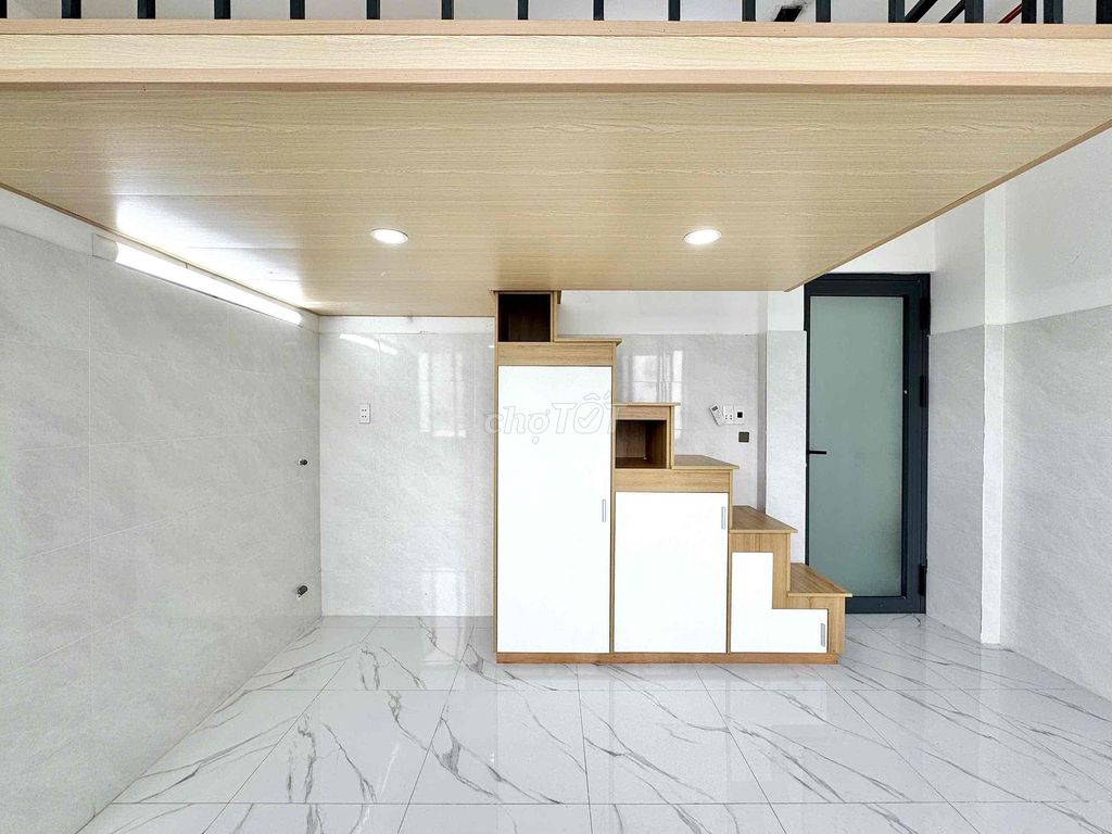 Open a guard-room with a balcony on the nttu District 12.