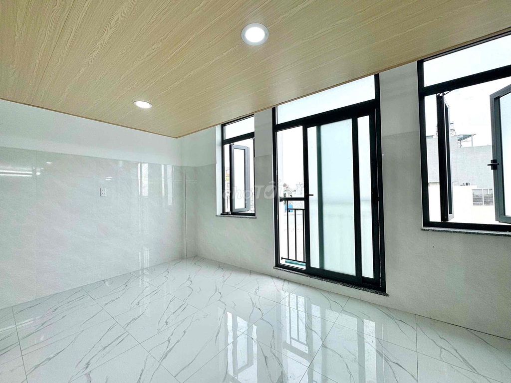 Open a guard-room with a balcony on the nttu District 12.