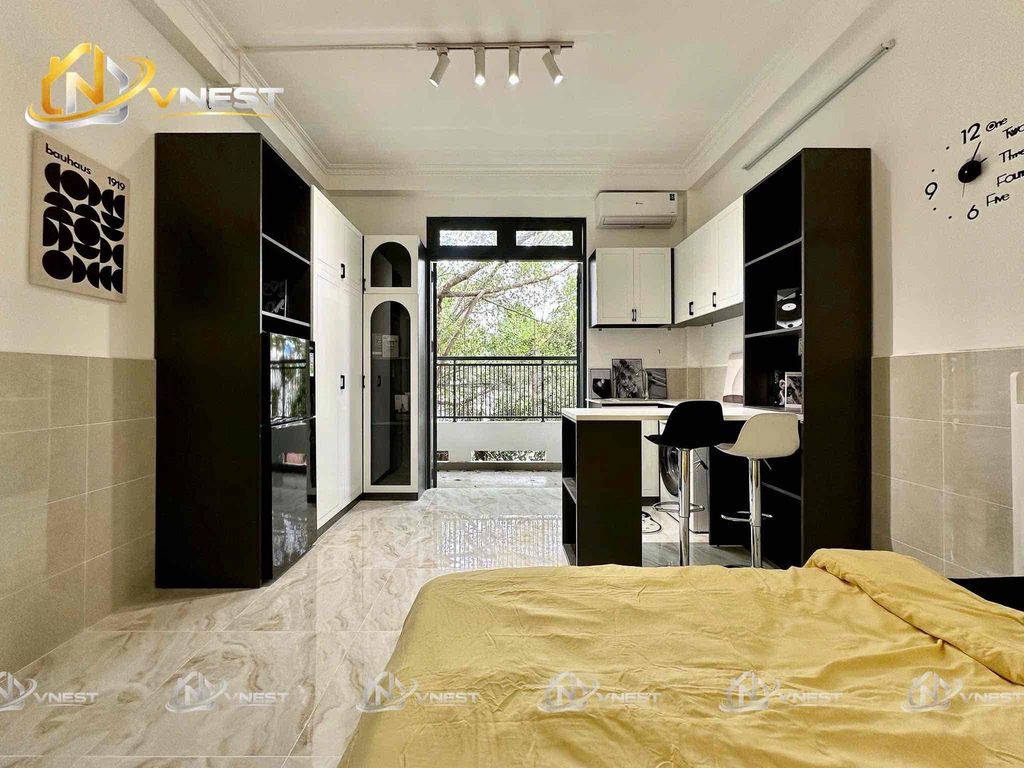 Studio balconies right down to Cộng Hoà