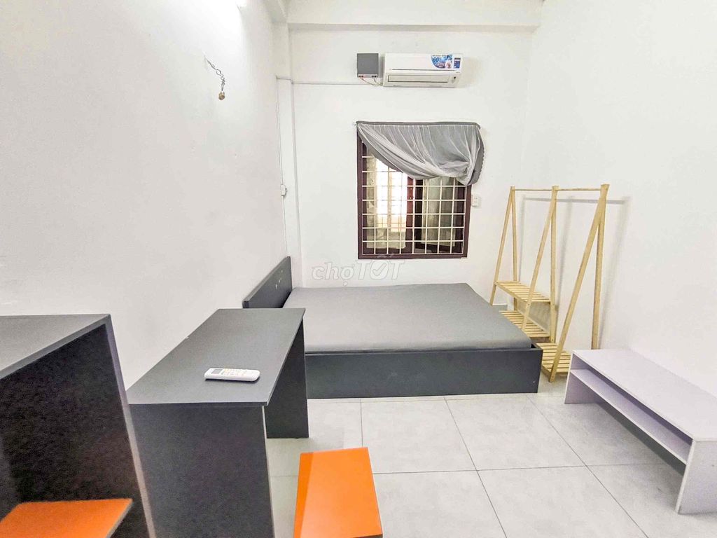 Two-foot bedroom service, 60-foot laundry machine. Large master bedroom.