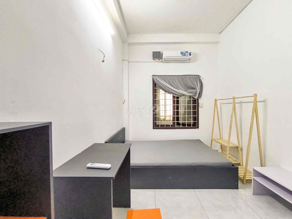 Two-foot bedroom service, 60-foot laundry machine. Large master bedroom.