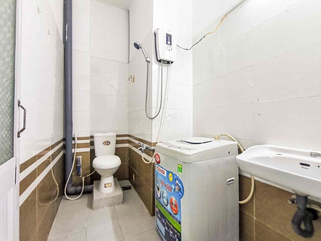 Two-foot bedroom service, 60-foot laundry machine. Large master bedroom.