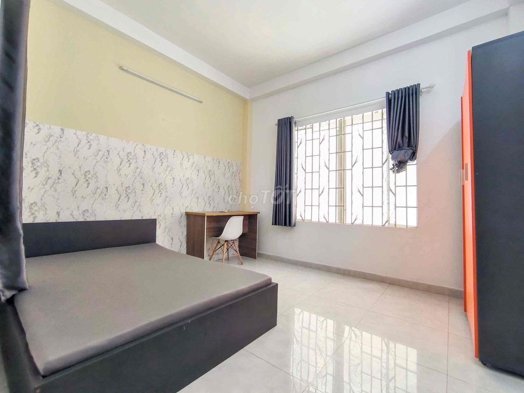 Two-foot bedroom service, 60-foot laundry machine. Large master bedroom.