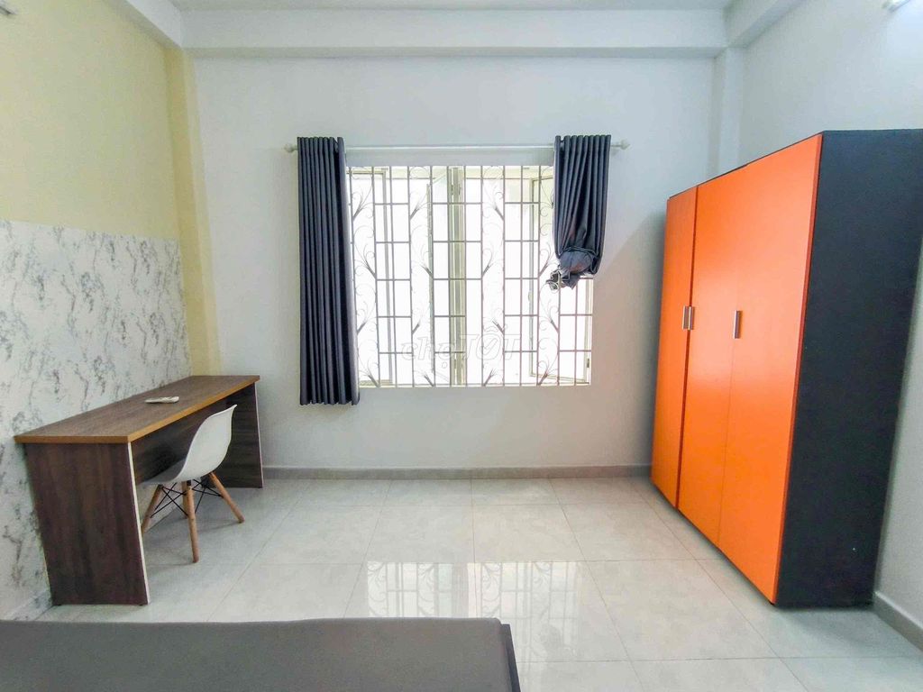 Two-foot bedroom service, 60-foot laundry machine. Large master bedroom.