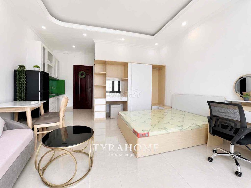The elevator apartment, Full interior, the balcony near the CVF
