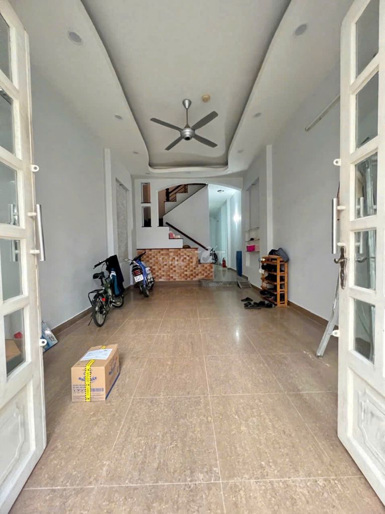 Twenty-three-three-story bedroom-Trần Quốc Thảo, 187-6, 3 new houses.