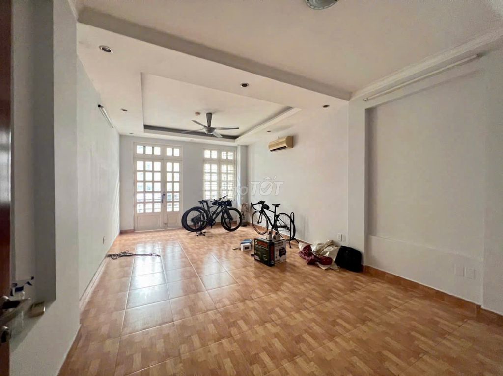 Twenty-three-three-story bedroom-Trần Quốc Thảo, 187-6, 3 new houses.