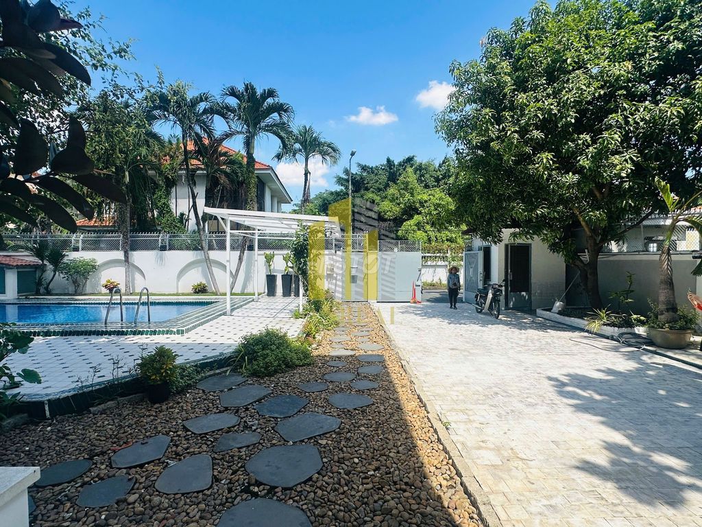 Rent a house in a yard house. 800 M2 pools cost 140 million.