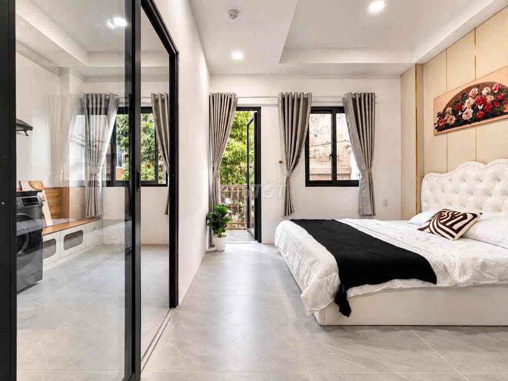 Open the apartment. One bedroom. Full Seven. Good job.
