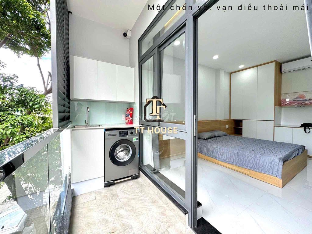 The balcony studio is near the blue line, University of hutech, uef,