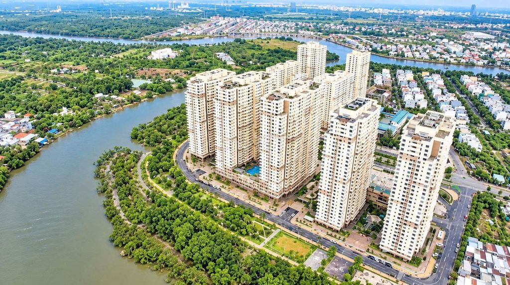 Rent three bedrooms, two toilets, full interior, 12 million river views.