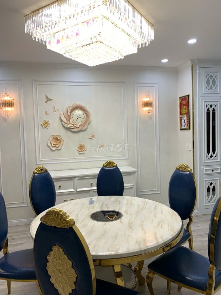 The owner rents three bedrooms, two toilets, 140 meters, 15 million v. 11 . hm.