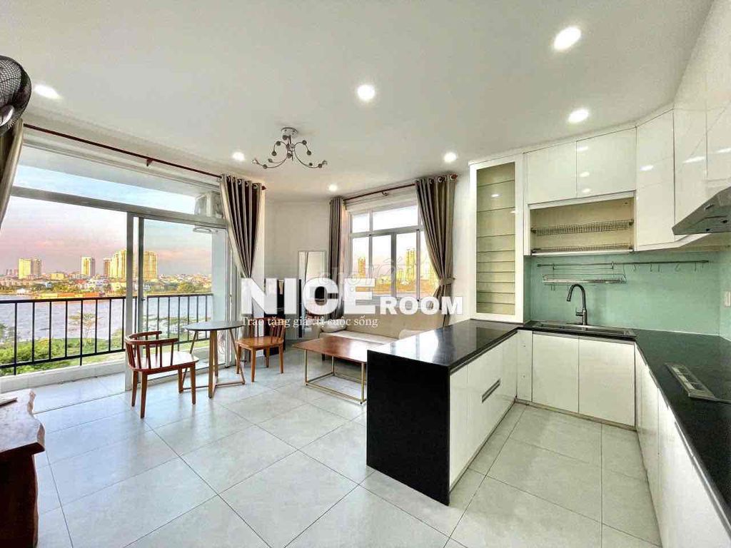 Rent a bedroom near the Saigon Bridge.