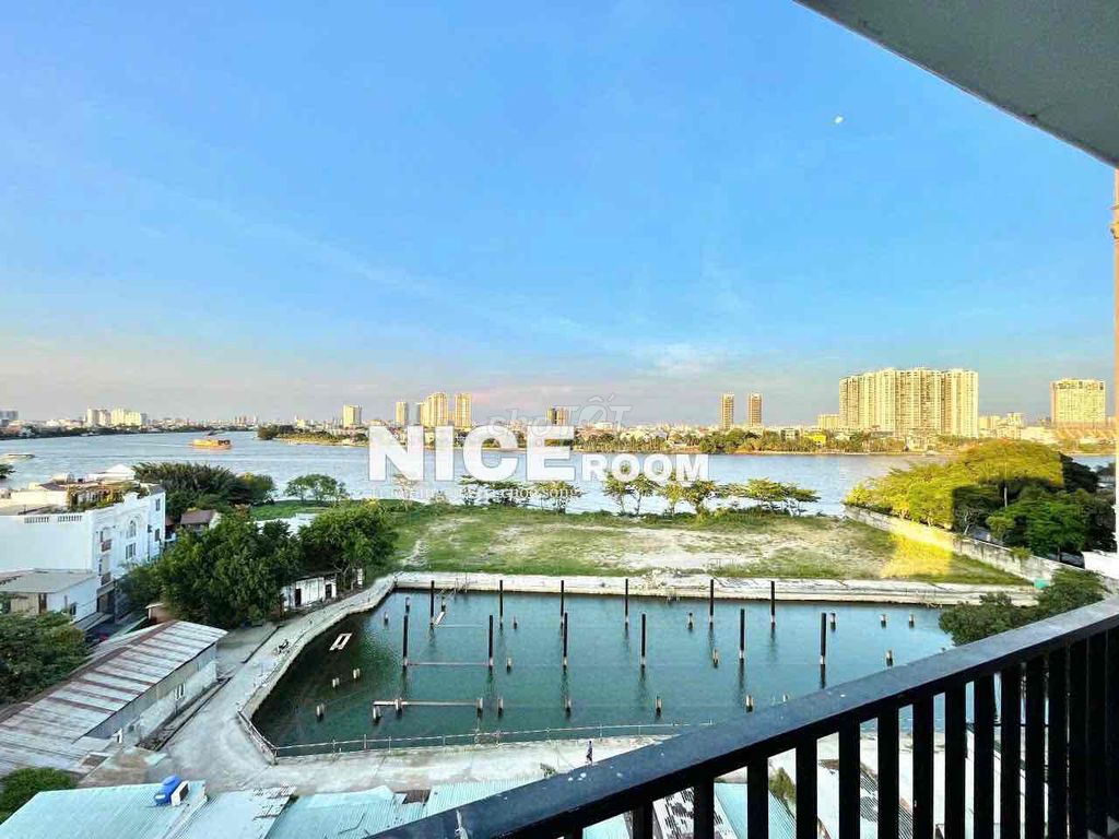 Rent a bedroom near the Saigon Bridge.