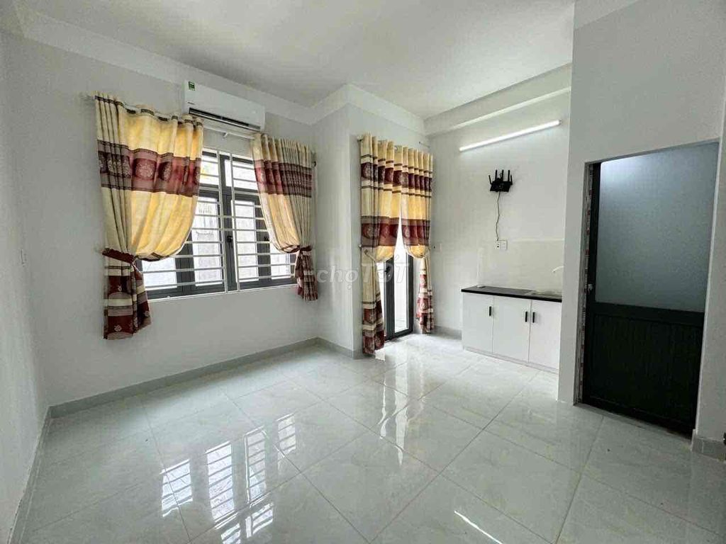 Rent the right-wing balcony room near Lang University.