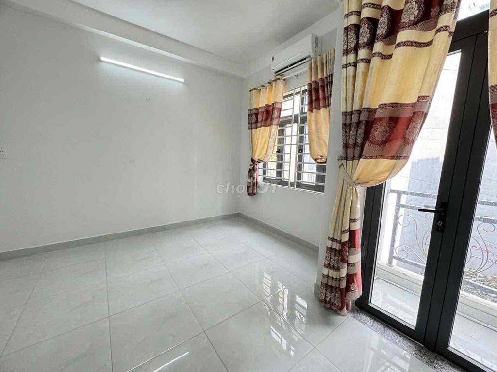 Rent the right-wing balcony room near Lang University.