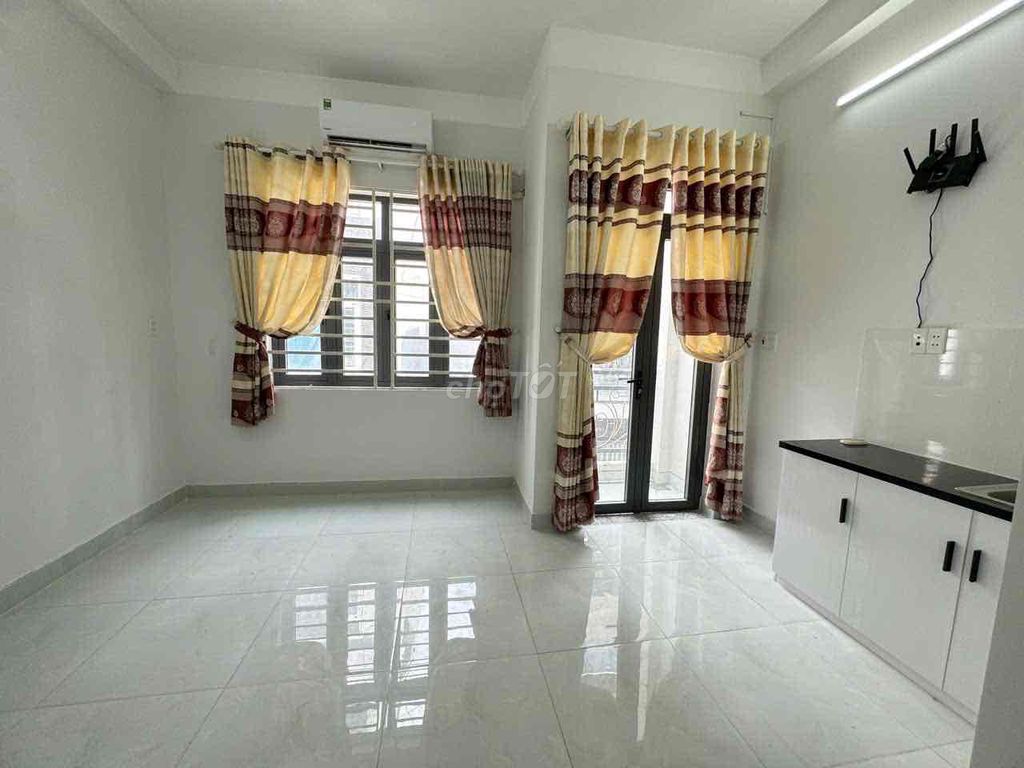 Rent the right-wing balcony room near Lang University.